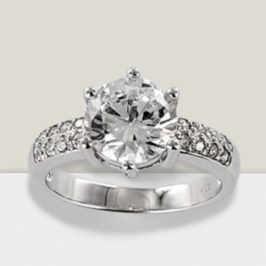 Solitaire argent accompagné d'oxydes de chaque cotés du corps pour mettre en valeur la pierre centrale