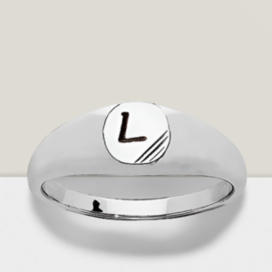 Petite chevalière argent ronde striée dans angle
