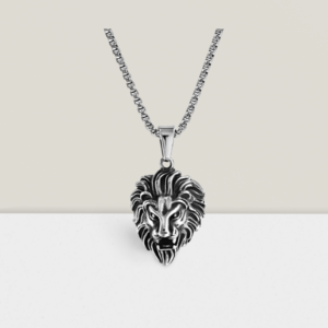 Collier tête de lion en acier porté par un homme, pendentif lion patiné au caractère affirmé, idée cadeau homme style rock ou biker