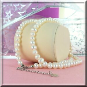 Collier de perles d'eau douce irrégulières porté au cou, reflets nacrés naturels et uniques, idée cadeau élégante pour femme ou mariée