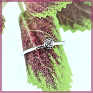 Magnifique Solitaire or gris 750 diamant serti clos à offrir pour fiançailles ou pour toute occasion unique