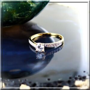 Bague dédié aux fiançailles or 750 et oxydes
