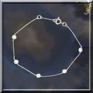 Bracelet or blanc 750 porté au poignet, motifs sertis d'oxydes brillants, idée cadeau précieuse pour anniversaire ou fête des mères