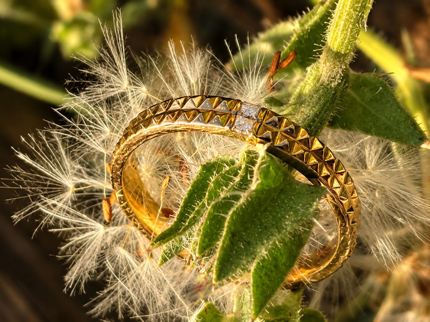 Bague ciselée or jaune 18 carats 2 diamants – Image 4