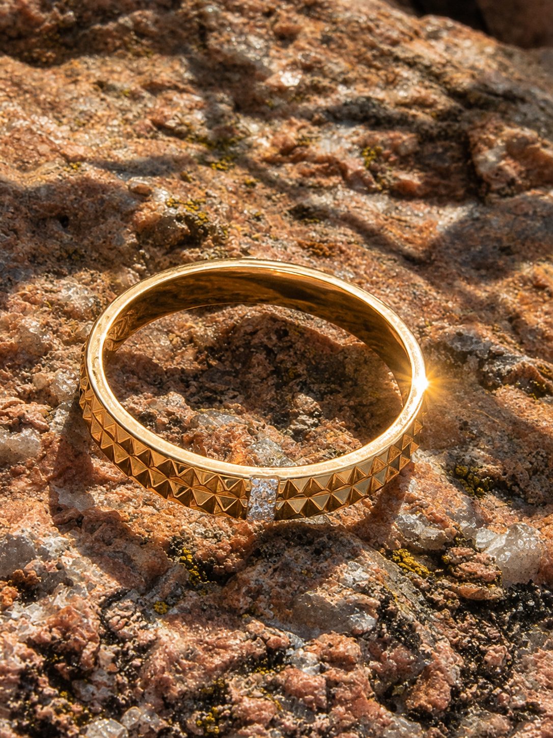 Bague ciselée or jaune 18 carats 2 diamants – Image 2