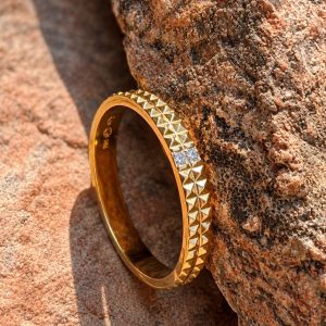 Bague ciselée or jaune 18 carats 2 diamants