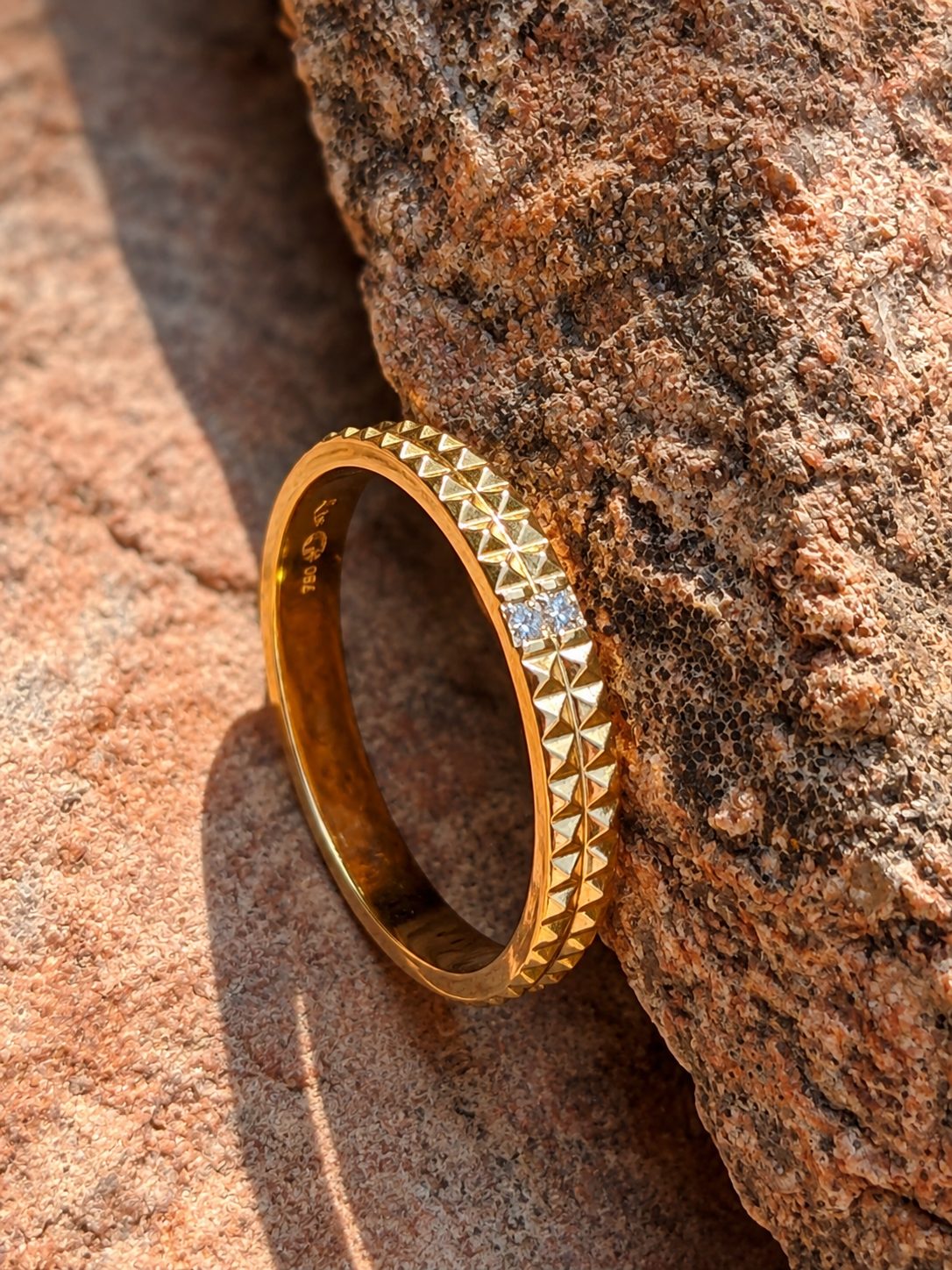 Bague ciselée or jaune 18 carats 2 diamants